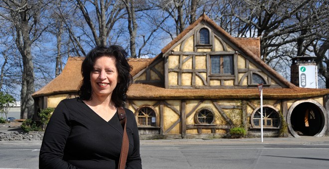 Madam in front of the Isite